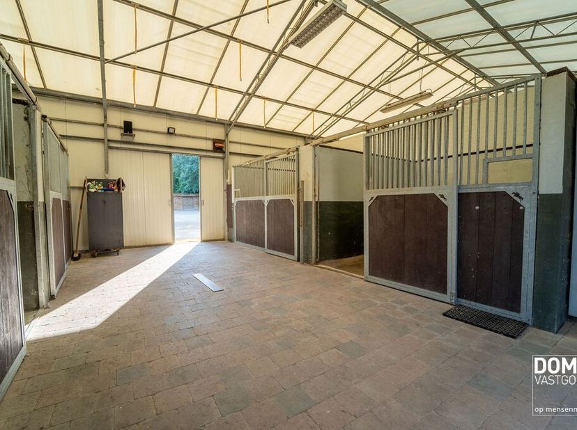Instapklare villa gelegen in het landelijke Herk-de-Stad. Het perceel is voorzien van een volledig uitgeruste paardenaccommodatie, perfect voor liefhe