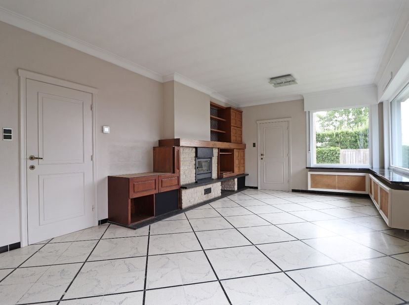 Verzorgde woning met 3 slaapkamers op 800 m² vlakbij de Markt van Pittem.<br />
<br />
U komt de woning binnen via de inkomhal met directe toegang tot