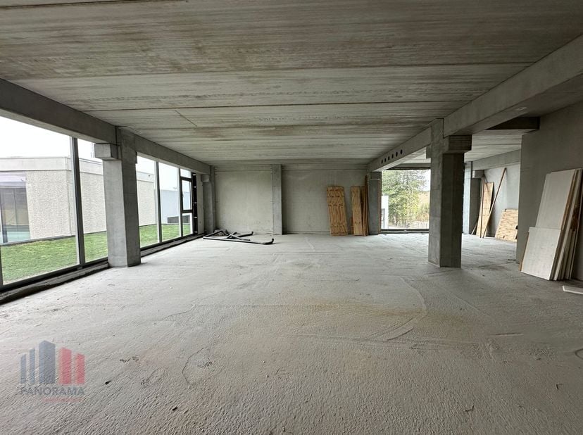 Nieuwbouw kantoor van 142 m²&amp;nbsp;te koop op amper 900 m van de Oudenaardsesteenweg (N391) die na 2 km verbinding biedt naar de E17 via op- en afrit 3