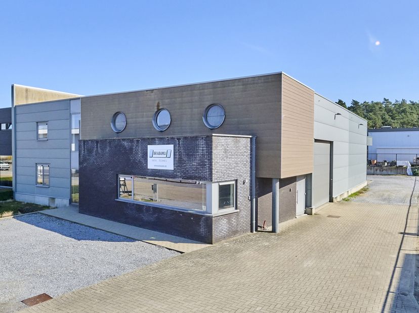 Bedrijfsgebouw van 570m² op een perceel van 1380m² gelegen op de "KMO-zone Molenheide" in Zonhoven. Zeer goede verbinding met de E314 (4km - 5min.). D