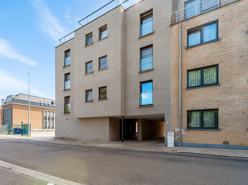 Gelegen in de Oude Leielaan, op een toplocatie vlak bij het centrum én de Leie, combineert dit appartement een aangename woonomgeving met een uitsteke