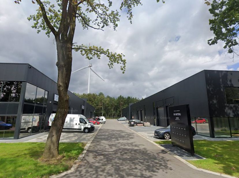 - nieuwbouw KMO unit<br />
- staalconstructie<br />
- vrije hoogte 6,5 m<br />
- polybetonvloer <br />
- electrisch bedienbare sectionaalpoort <br />