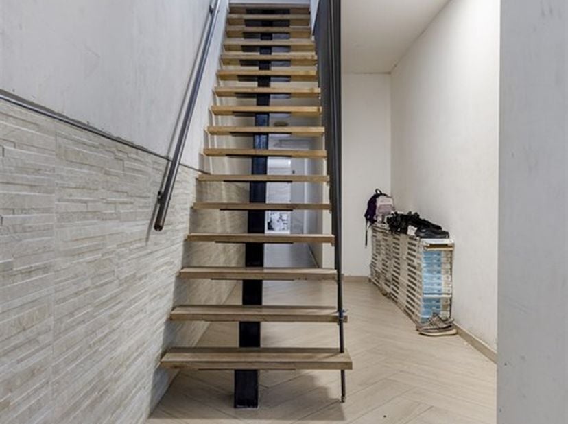 Gerenoveerd handelshuis met 4 tot 6 slaapkamers en zonnige tuin interessant voor zowel gezinnen als investeerders!<br />
Dit is een adviesprijs<br />