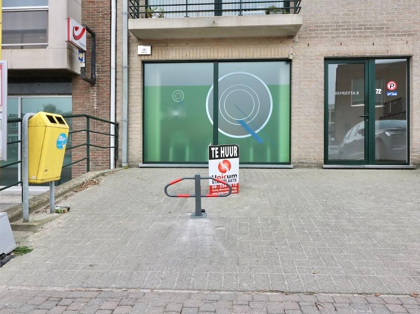 Gelegen nabij het centrum van Zomergem aan Residentie Silvretta I en II vindt u deze privatieve autostaanplaats met parkeerbeugel.<br />
<br />
Wenst