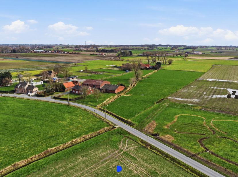 Oude hoeve bestaande uit een woning, stallingen, hangar en omliggende weides.<br />
Er is&amp;nbsp;mogelijkheid om bijkomend ca. 4,51ha achterliggende gro