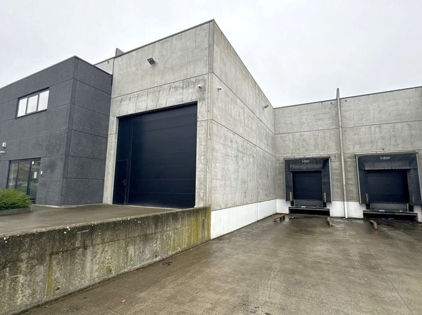 1030m² entrepôt avec 130m² de bureaux prêts à l'emploi et 2 parkings<br />
Emplacement : dans la zone industrielle de Mechelen-Noord I, facilement acc