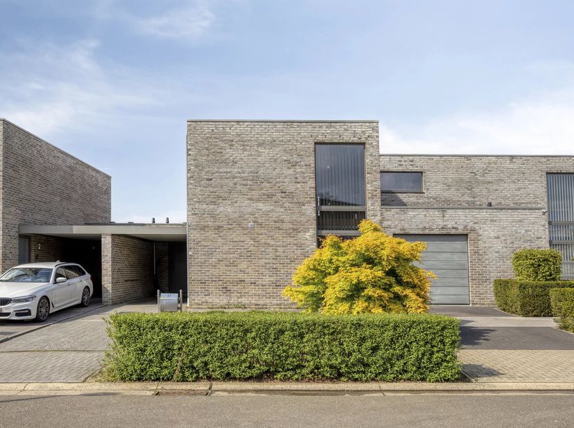 RECENTE GEZINSWONING MET 3 SLPK'S OP TOPLOCATIE IN HERK-DE-STAD<br />
Wonen op wandelafstand van het bruisende centrum van Herk-de-Stad en dat in alle