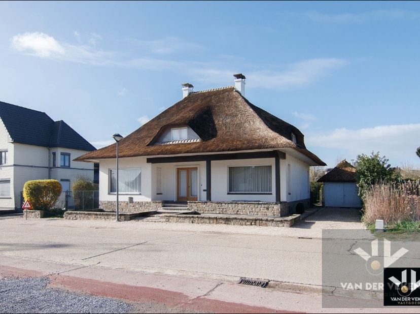 Stijlvol gerenoveerde gezinswoning met veel natuurlijke lichtinval en riante leefruimtes!&amp;nbsp;<br />
<br />
Troeven<br />
<br />
	Toplocatie nabij ce