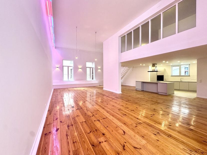 A un jet de pierre de la prestigieuse Place du Grand Sablon, ce remarquable loft de 248 m² (selon PEB) se trouve au premier étage dun petit immeuble d