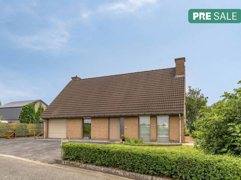 Vous recherchez une maison avec beaucoup de potentiel à proximité du charmant centre du village de Tiegem (Anzegem) ? Cette spacieuse maison familiale