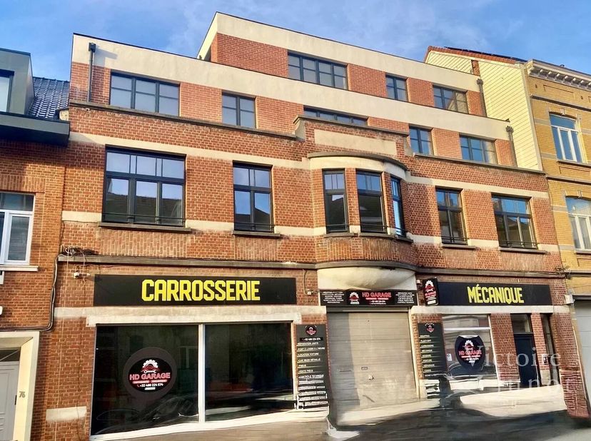 Victoire Junot heeft het genoegen u dit nieuwbouwappartement met 1 slaapkamer, doorzon en terras aan te bieden, samengesteld als volgt:<br />
De inkom