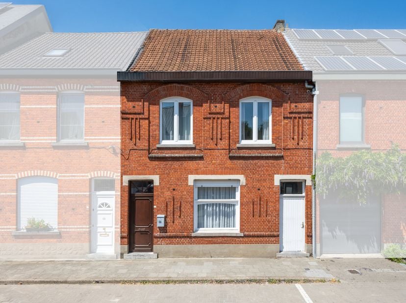 Bent u op zoek naar een woning die u volledig naar uw eigen smaak kunt renoveren aan 6% btw? Dan is deze gezinswoning precies wat u zoekt. Dankzij de