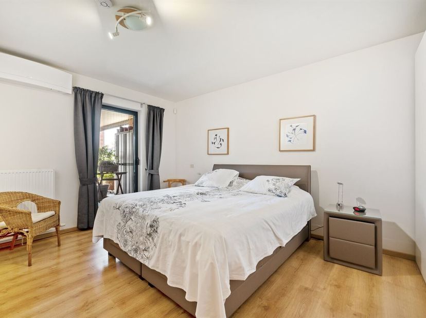 Dit zeer ruime en energiezuinige appartement is gelegen op een uiterst rustige locatie in de Maanstraat, op wandelafstand van winkels, scholen en het