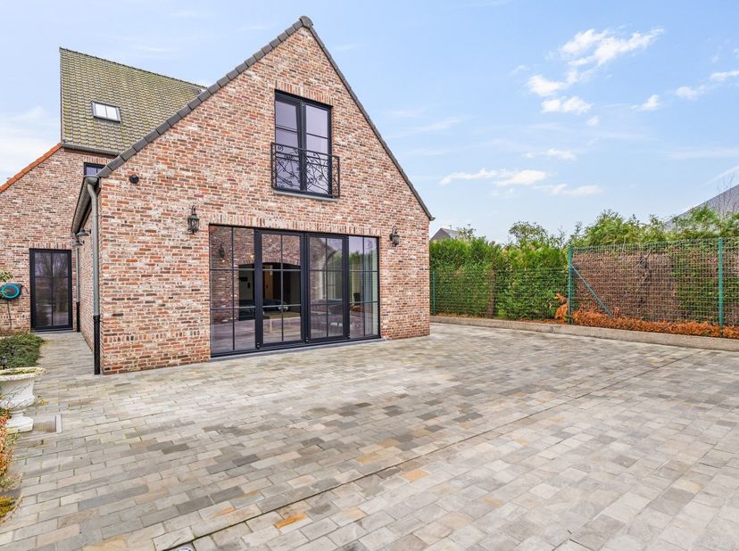 Discrete verkoop van een ruime en recente villa op 1.387m² grond.<br />
Deze woning is gelegen in een mooie straat op minder dan 2 km. van het centru
