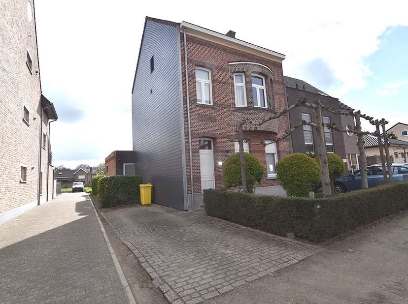Instapklare mooi gerenoveerde herenwoning deels met behoud van authentieke materialen en deels moderne afwerking.Open zicht naar de tuin en het terras