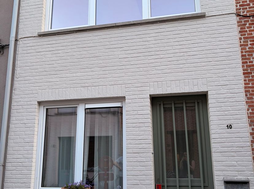 Deze lichte, hippe stadswoning is volledig gerenoveerd met open keuken, badkamer met inloopdouche, koffie corner, twee toiletjes, groene buitenruimte,