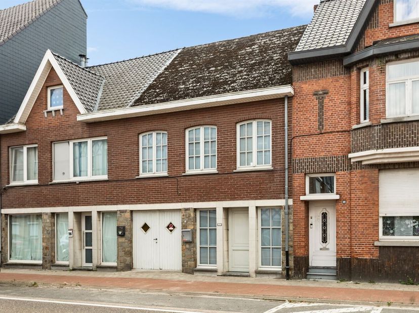 Charmante, instapklare woning met zonnige stadstuin in het centrum van Mol!<br />
Achter de karaktervolle gevel van deze verrassend ruime woning schui
