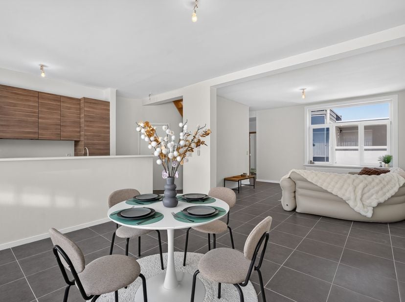 Cet appartement en duplex, prêt à emménager et entièrement rénové, bénéficie d'un emplacement de choix à Ostende, à deux pas de la plage. Avec deux ch