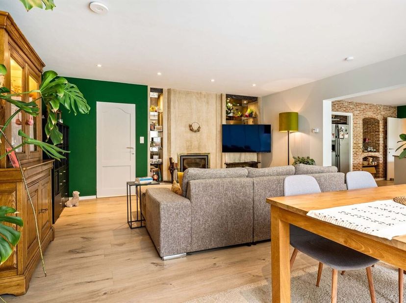 U wordt verwelkomd in een royale inkomhal met toegang tot de bijzonder ruime inpandige garage van ca. 55 m². De leefruimte vormt het hart van de wonin