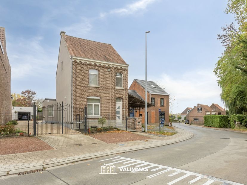 VALIMMAS verkoopt deze zeer mooi en rustig gelegen, volledig gerenoveerde driegevelwoning op ± 20 are met garage en grote tuin...   <br />
<br />
Het