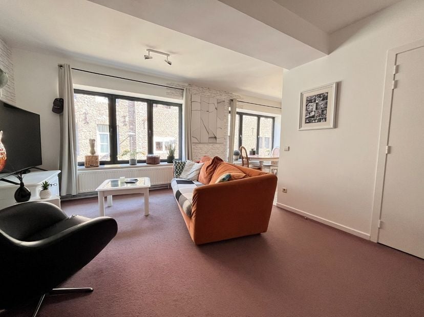 Dit comfortabel appartement is gelegen op de 1ste verdieping van een kleinschalige residentie op een steenworp van historische markt en pal in het cen