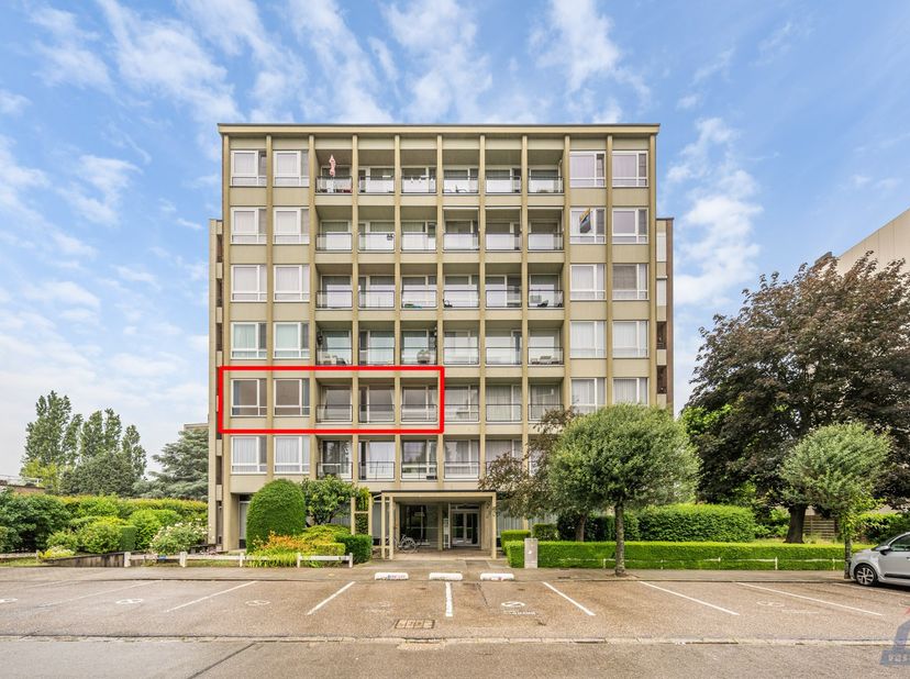 In de Festraetsstraat bevindt zich dit appartement op de tweede verdieping van een residentieel gebouw met lift. De ligging combineert een rustige woo
