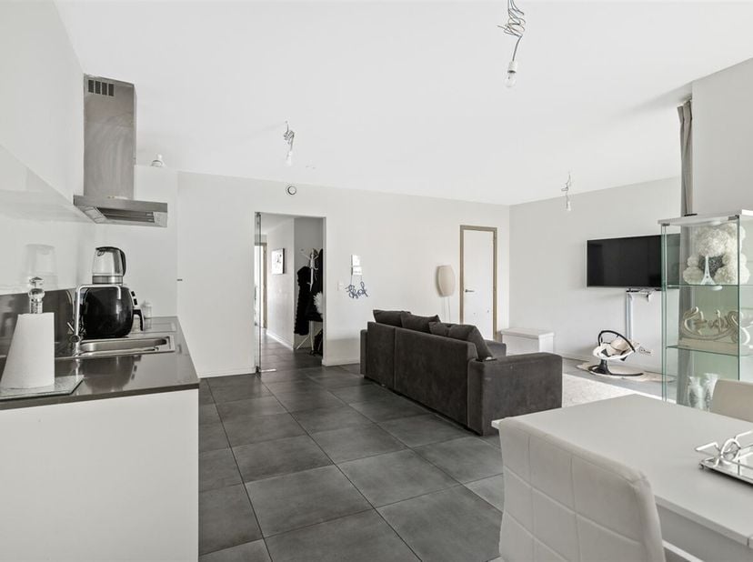 Ligging: Dit appartement aan de Boomsesteenweg in Willebroek biedt een uitstekende ligging. Dicht bij het centrum, winkels en supermarkten, en vlotte