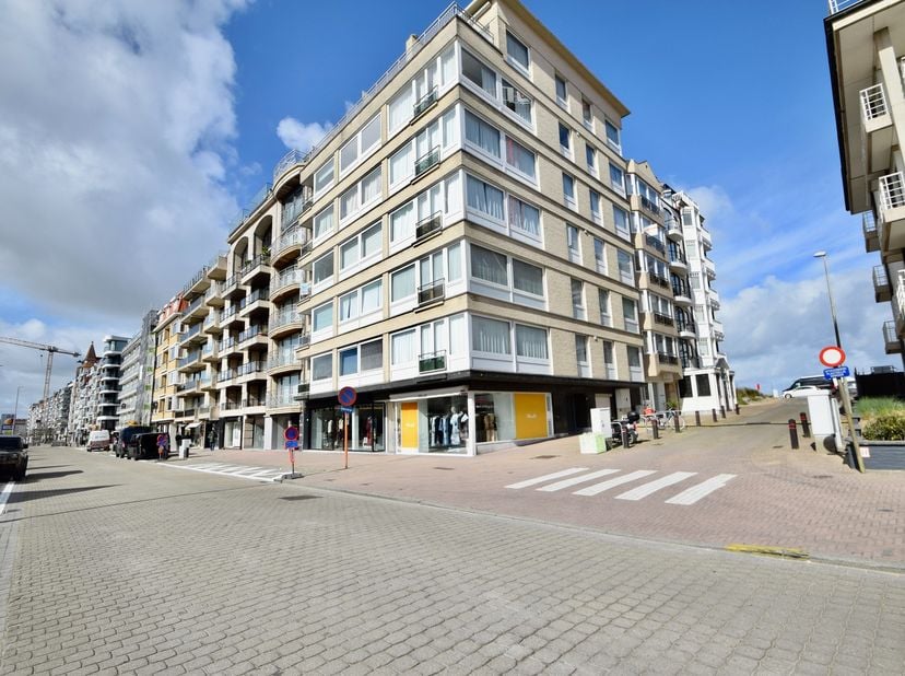 Handelspand te huur van circa 50 m², met een gemakkelijk toegankelijke kelder van ongeveer 50 m², ideaal voor stockage. Gelegen op een uitstekende loc