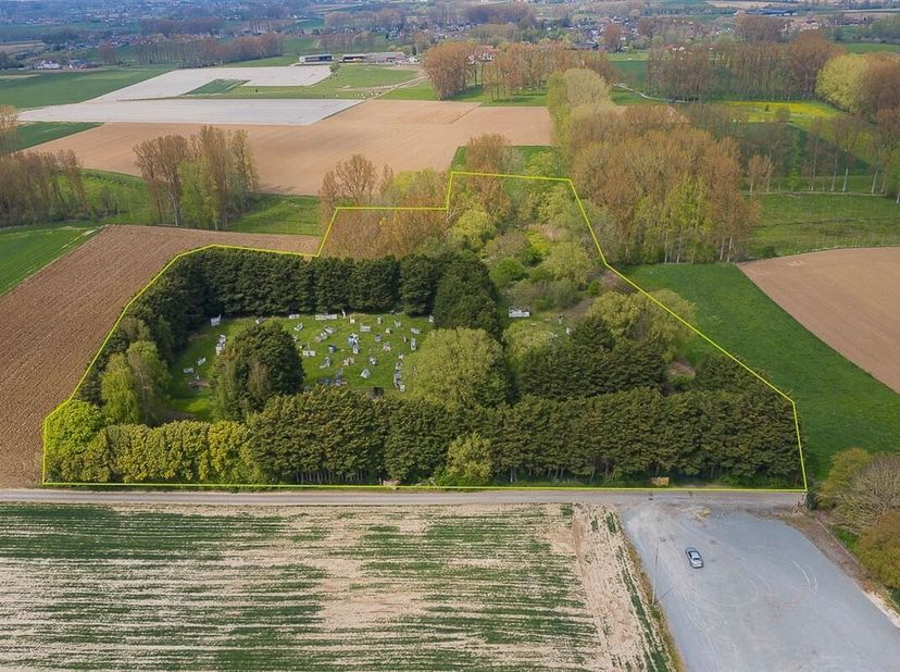 Grond te koop in Geraardsbergen<br />
Het perceel is gelegen in de Molendreef te Geraardsbergen heeft een oppervlakte van 2 hectare, 72ca en 5ca (20.7