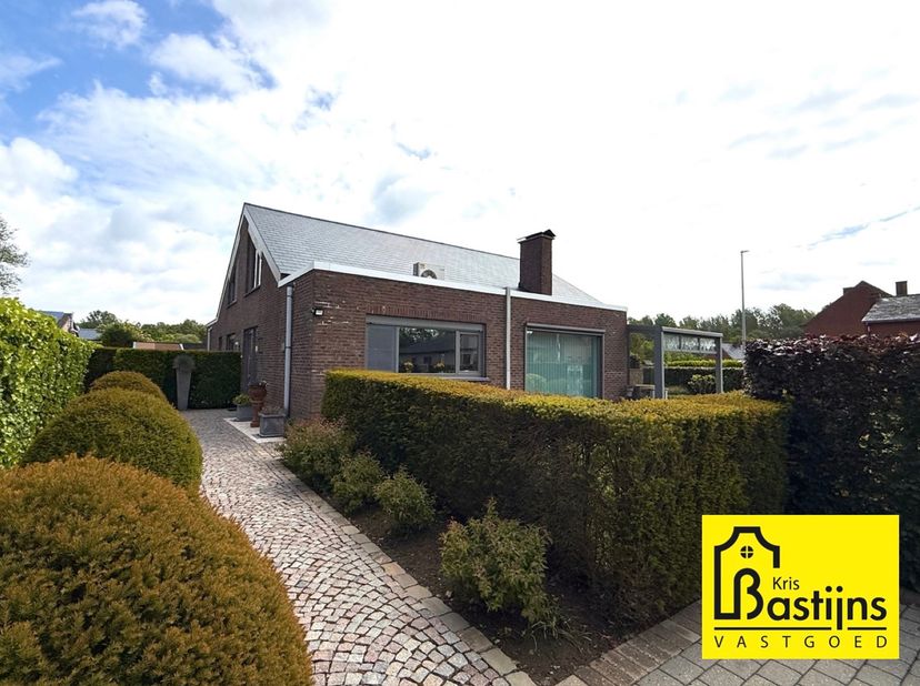 Prachtige instapklare woning met overvloedig daglicht. Gelegen op een perceel van 10 are.<br />
De woning heeft 4 slaapkamers, is uitstekend onderhoud