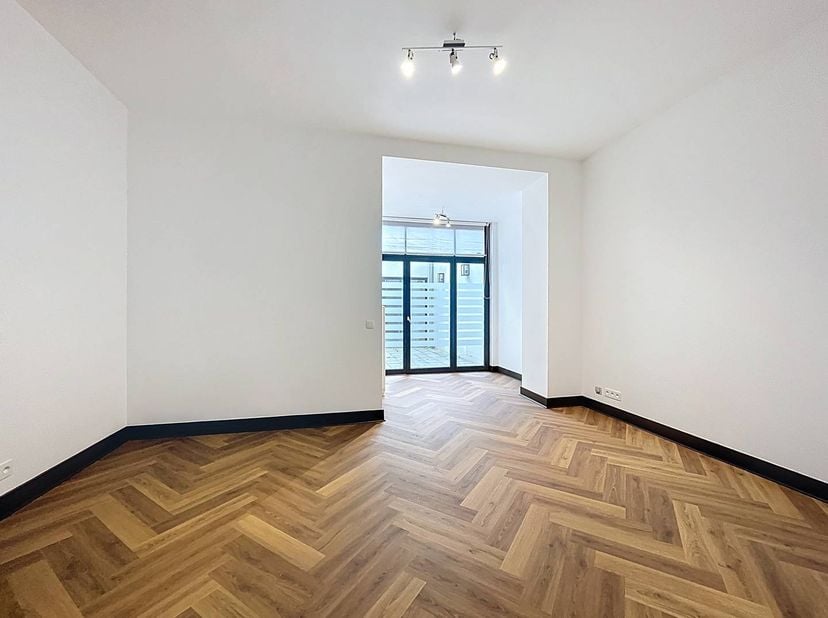 Situé proche du parc de Forest, magnifique espace de bureau de 50 m². Il se compose d'un espace bureau ouvert de 20m² et de deux espaces de bureau fer