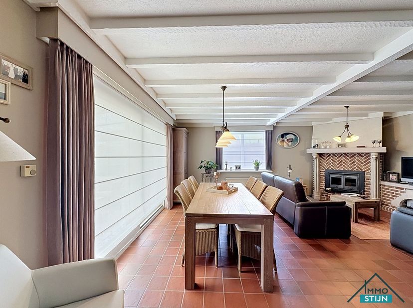 In een rustige en aangename omgeving, vlak bij het bosrijke domein rond het Kasteel d’Aertrycke, vinden we deze charmante woning terug. De woning geni