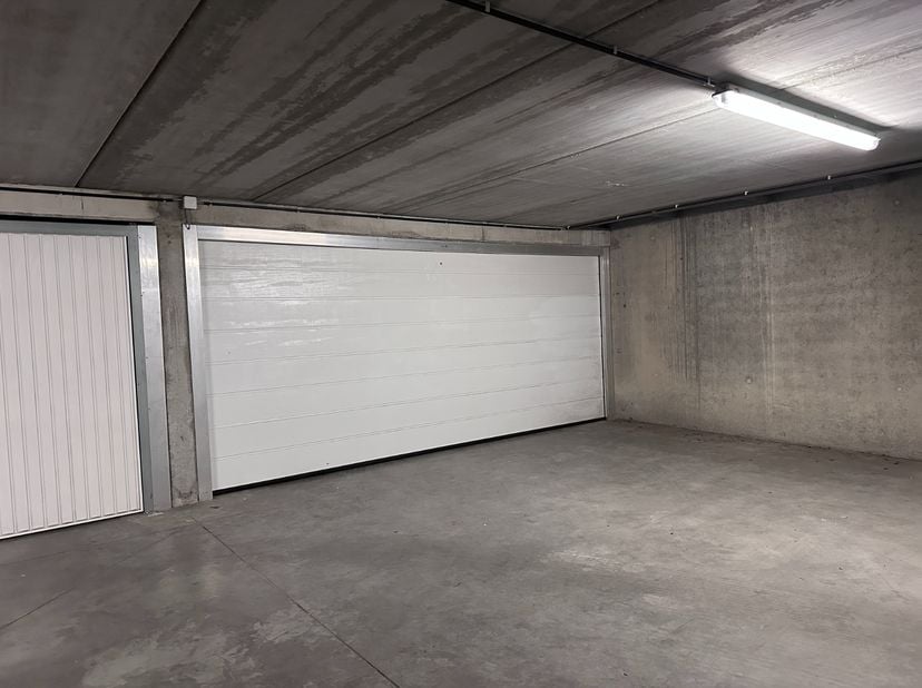 Dubbele garage te koop – Residentie Wilgenhof, De Panne<br />
<br />
Ruime, dubbele garage gelegen op verdieping -2 van residentie Wilgenhof, centraal