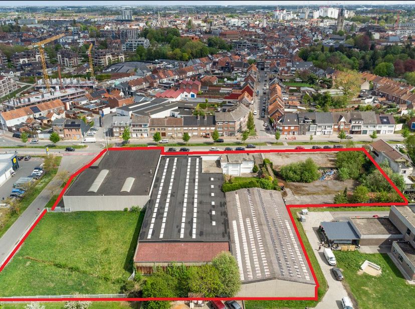 Bedrijfsgebouw bestaande uit toonzaal met loodsen op ca. 9.526m² op hoekligging langs de Westlaan in Roeselare.<br />
&amp;gt; Toonzaal:<br />
- Oppervlak