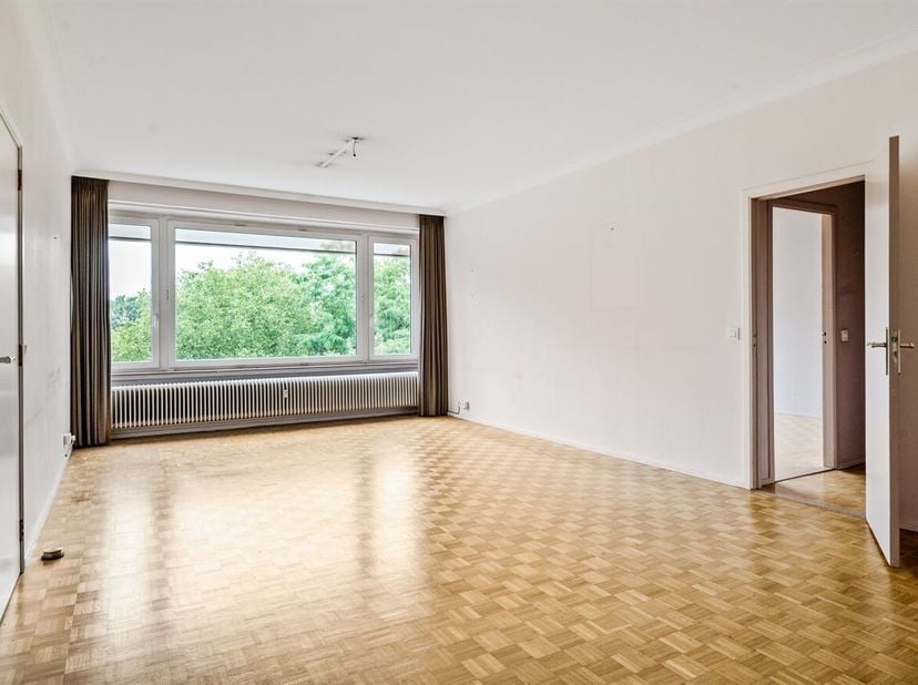 Appartement spacieux (110 m²) prêt à emménager, comprenant 3 chambres, une terrasse et une place de parking (à acheter obligatoirement pour un montant