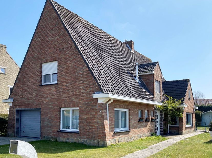 Voor meer informatie of bezoek - bel Eric 0475/82.11.11 - ook op zondag!Mooi gelegen volledig te renoveren villa tegenover natuurgebied. Perceel is 20