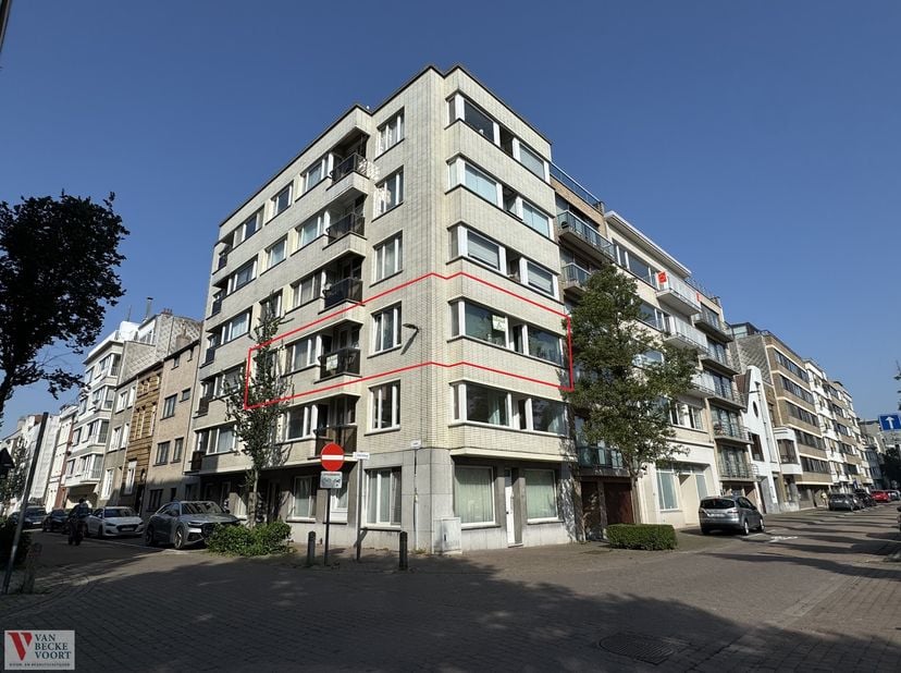 Instapklaar appartement bevindt zich op enkele stappen van het openbaar vervoer, diverse handelszaken, het Leopold park, Jachthaven, de zee en strand