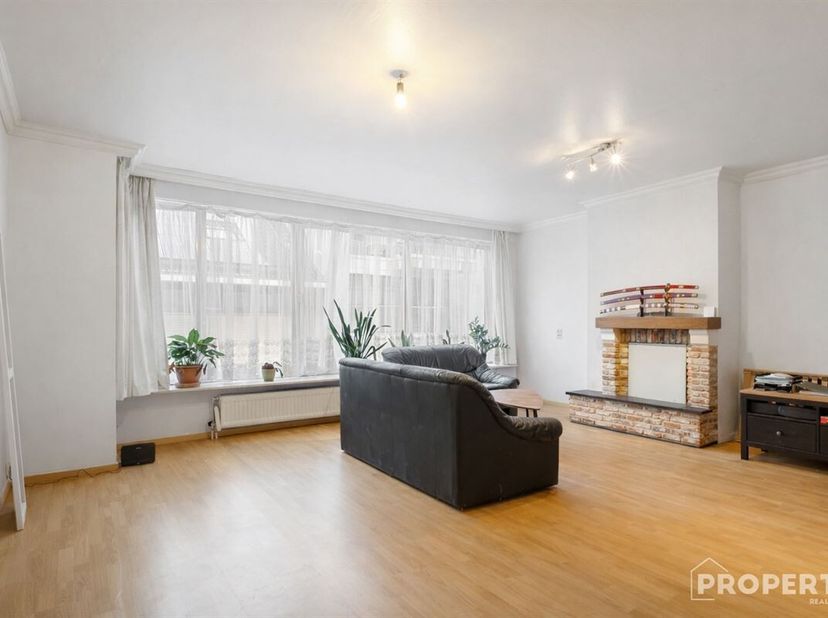 Situé dans le centre d'Ingelmunster, à quelques pas des magasins, des restaurants et des transports en commun, vous trouverez cet appartement lumineux