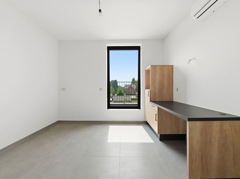 NIEUWBOUW STUDENTENKAMERS VANAF 400 EURO IN GEEL <br />
Deze kleinschalige &amp; gloednieuwe studentenresidentie genaamd PAS is gelegen in Geel. De locati