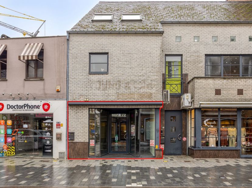 Handelspand met ruime kelderberging te koop in hartje Lommel Lommel-Centrum: Instapklare en direct beschikbare handelsruimte met commerciële topliggin