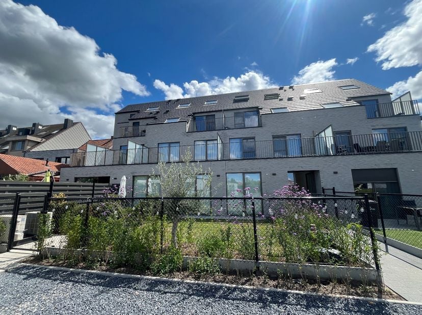 Ben jij op zoek naar een stijlvol en energiezuinig appartement? Dan is dit gloednieuwe appartement in het charmante Sijsele precies wat je zoekt! Cent