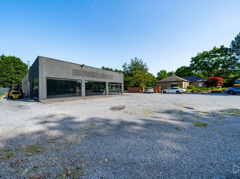 Situé sur la Chaussée de Bruxelles à Casteau, cet ensemble industriel polyvalent développe une superficie totale de 924 m² sur une parcelle de 2.920 m