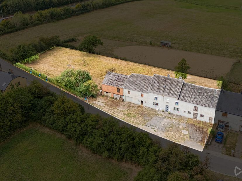 WE INVEST Sud-Luxembourg vous présente un ensemble immobilier à réhabiliter situé rue des Cigognes à Hachy, offrant un potentiel particulièrement inté
