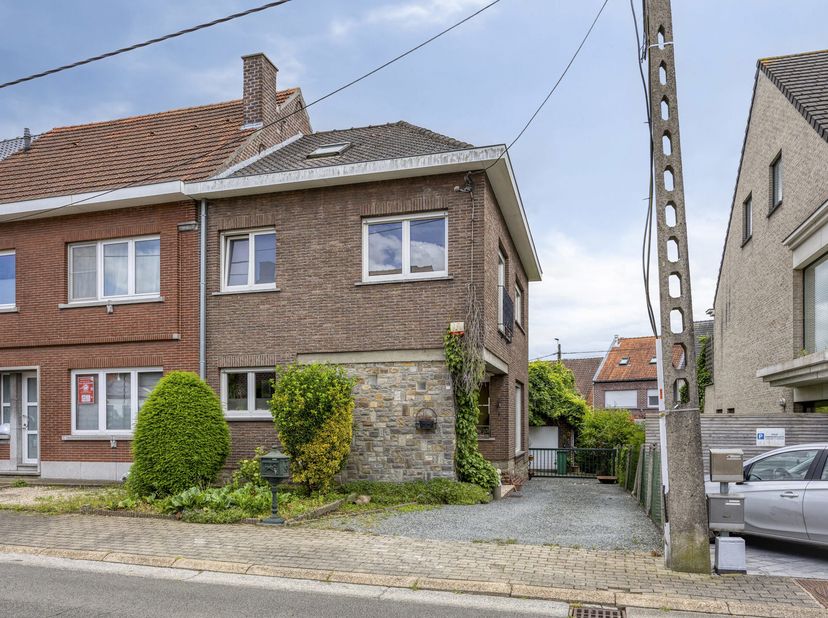 Maison 3 façades avec jardin ensoleillé, située dans un emplacement de choix. Vous recherchez une maison spacieuse, très bien desservie et offrant de