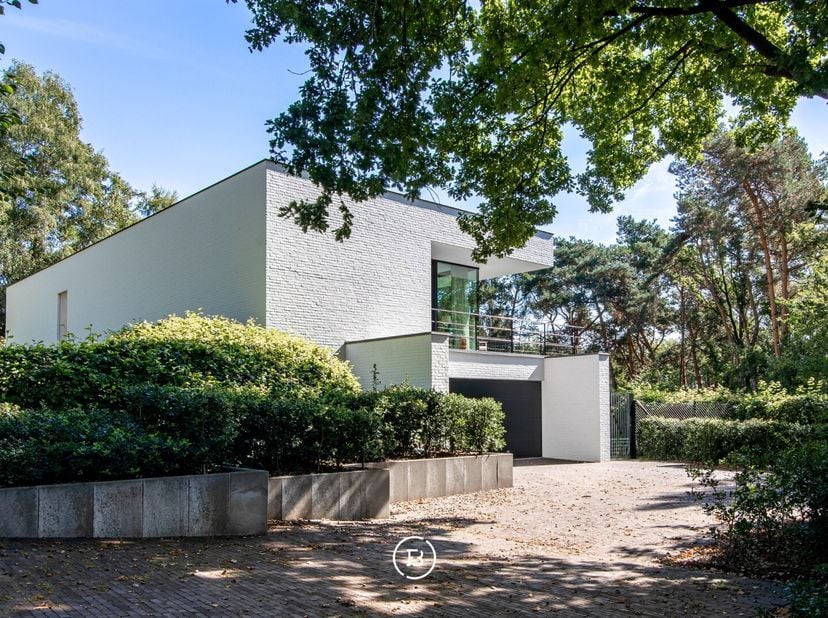 Dans le cadre exclusif du parc résidentiel de Bolderberg se trouve cette villa moderniste, un chef-d'uvre de lumière, de tranquillité et de technologi