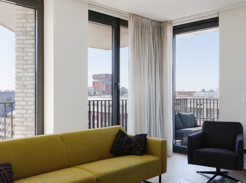 Op de zevende verdieping van deze moderne residentie aan het Kattendijkdok ligt dit prachtig afgewerkt appartement met een uitzonderlijk panoramisch z