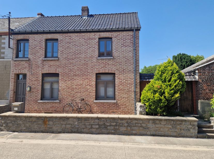 Vous aussi craquez pour ce charmant bien, entretenu méticuleusement et situé dans le dynamique village de Ligne. Son intérieur cosy et son jardin inti