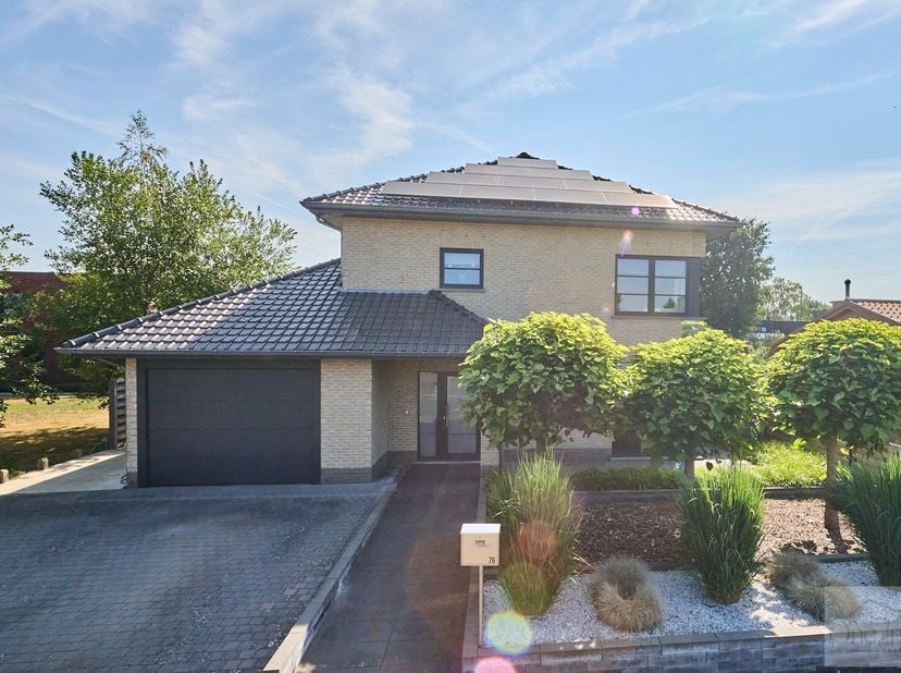 Op zoek naar een instapklare, energiezuinige woning waar ruimte, comfort en een rustige ligging perfect samenkomen? Dan is deze prachtige vrijstaande