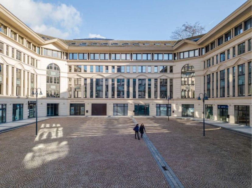 Te huur: moderne kantoren van 821m&amp;sup2; op de 3e verdieping in een prachtig gebouw. Inclusief parkeerplaatsen.<br />
Gelegen aan Place Communale 8, 1