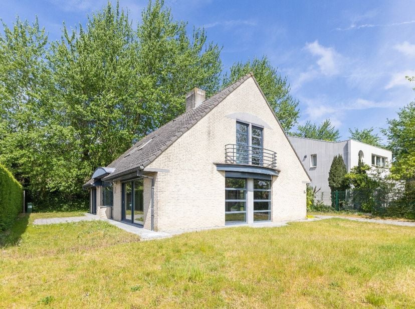 Adinkerke: Instapklare woning met 4 slaapkamers in groene, rustige omgeving Deze instapklare woning is gelegen in een prachtige omgeving in Adinkerke,